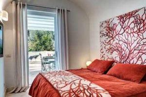 1 dormitorio con cama y ventana grande en Villa Bouganvillea Superb Capri Villa with Views en Capri