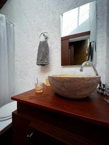 a bathroom with a bowl sink and a mirror at Casa Del Viento, Alojamiento in Villanueva