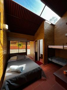 ein großes Bett in einem Zimmer mit einem großen Fenster in der Unterkunft Casa Del Viento, Alojamiento in Villanueva