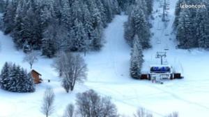 a snow covered ski slope with a ski lift at Appt 6 pers - Villard de lans in Villard-de-Lans