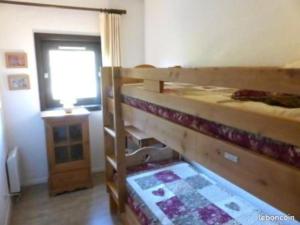a room with two bunk beds and a window at Appt 6 pers - Villard de lans in Villard-de-Lans