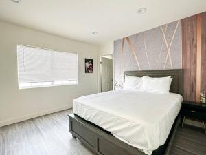 Un dormitorio con una cama grande y una ventana en Cozy 3BR Oasis for Your Next Adventure in LA - WO en Los Ángeles