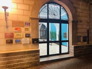 una entrada a un edificio con una ventana grande en Mazzini Apartment, en Cosenza