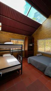 1 Schlafzimmer mit 2 Etagenbetten und einem großen Fenster in der Unterkunft Casa Del Viento, Alojamiento in Villanueva