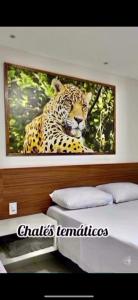 une peinture d'un guépard sur le mur au-dessus d'un lit dans l'établissement CHALES TEMATICOS, à Belterra