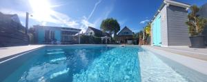 Πισίνα στο ή κοντά στο Zamardi private villa with own pool and huge garden, 150m to longest free beach at Balaton