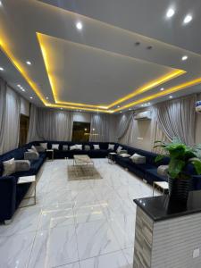 un soggiorno con divani blu e una camera spaziosa di شاليهات ميرامار مكة الحسينية a Ash Shishah