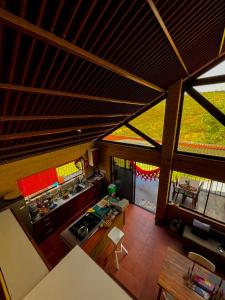 eine Aussicht auf eine Küche in einem Haus in der Unterkunft Casa Del Viento, Alojamiento in Villanueva