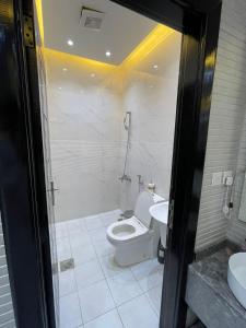 a bathroom with a toilet and a sink at شاليهات ميرامار مكة الحسينية in Ash Shishah