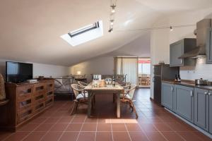 eine Küche mit einem Tisch und einem Esszimmer in der Unterkunft La Muccheria in San Vincenzo
