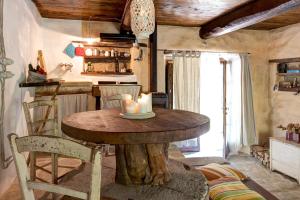 a dining room with a wooden table and chairs at Il Mulino in Ortignano Raggiolo