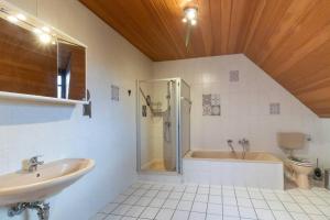 La salle de bains est pourvue d'un lavabo, d'une baignoire et de toilettes. dans l'établissement Großes Haus mit 4 Schlafzimmer, 