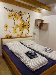 two beds in a room with a painting on the wall at Ferienhaus Altes Fischerhaus in Binz