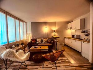 Apartamentos Bluettravel Parador 1 في سييرا نيفادا: غرفة معيشة مع أريكة وطاولة