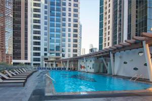uma piscina numa cidade com edifícios altos em Livbnb Suites - Stylish 2BR -City & Burj Khalifa View em Dubai