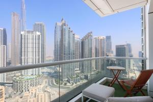 uma varanda com vista para uma cidade com edifícios altos em Livbnb Suites - Stylish 2BR -City & Burj Khalifa View em Dubai