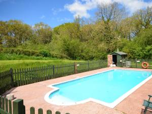 ein Pool in einem Garten mit einem Zaun in der Unterkunft 2 bed in Chulmleigh 87668 in Chulmleigh