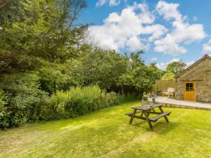 un tavolo da picnic nell'erba in un giardino di 2 bed in Chulmleigh 87668 a Chulmleigh