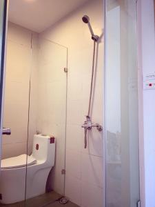 La salle de bains est pourvue de toilettes et d'une douche en verre. dans l'établissement May - SUNSHINE - Phone 09756-59323, à Hanoï