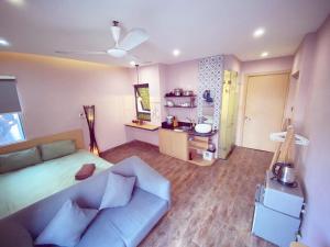 - un salon avec un canapé et une table dans l'établissement May - SUNSHINE - Phone 09756-59323, à Hanoï