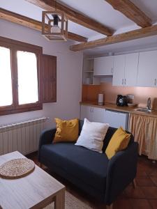 sala de estar con sofá y mesa en Alojamiento Rural Tres Palacios, en Molina de Aragón