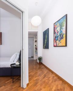 Habitación blanca con cama y espejo en Belle Arti Zen Apartment, en Roma