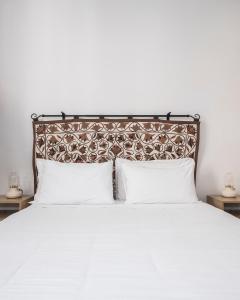 1 dormitorio con 1 cama blanca y 2 almohadas en Belle Arti Zen Apartment, en Roma