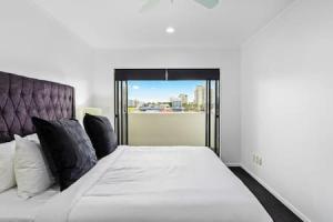 um quarto com uma cama grande e uma janela em Freeman Escape with garage parking em Auckland