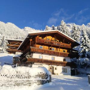 un chalet en la nieve en las montañas en Alpbachblick en Alpbach