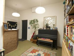 een woonkamer met een piano en een tafel bij Westpoint Dog Friendly Apartments in West Bay +27 foto's