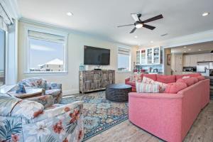 een woonkamer met 2 banken en een flatscreen-tv bij BeachFront 5Bed EasyBreezy West in Gulf Shores