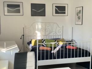 ein weißes Bett mit Kissen auf dem Zimmer in der Unterkunft Apartament Dotyk - Monte Cassino- Kameralne Poddasze in Sopot