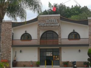 un hotel con una bandiera sopra di La Martinica a Unión de Tula