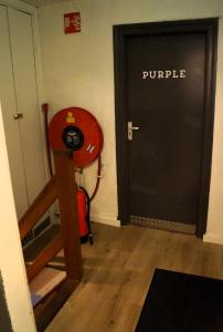 una puerta en una habitación con una puerta púrpura en Herberg, Het Wapen van Tilburg en Tilburg