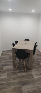 a table and chairs in a room with a white wall at Se relaxer dans la vallée in Hombourg-Haut +30 photos