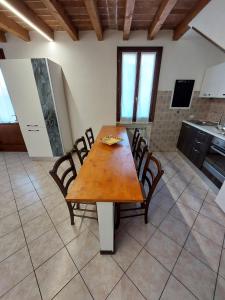 einen Holztisch und Stühle in der Küche in der Unterkunft Il Vagabondo in Volta Mantovana