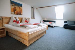 Uma cama ou camas num quarto em Gasthof Franziskibad