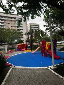 un parque infantil con tobogán y tobogán en Barra da Tijuca Rio Centro Recreio Praia, en Río de Janeiro