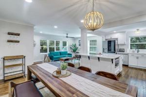 uma cozinha e sala de estar com mesa e cadeiras em Luxury Savannah Retreat Heated Pool and Pet Friendly em Savannah