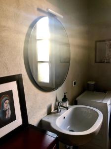 ミラノにあるLoftのバスルーム(洗面台、鏡付)