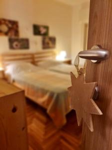 een deur met een ster aan een kamer met een bed bij Liebehaus in Tarvisio