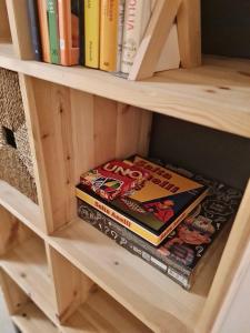 een stapel boeken op een boekenplank bij Liebehaus in Tarvisio