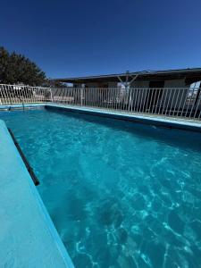 een zwembad met blauw water en een hek bij Hospedaje la Florentina in Pica