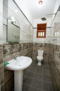 łazienka z umywalką i toaletą w obiekcie Manel Villa w mieście Ahangama