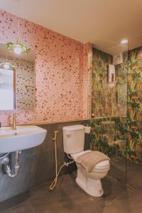 a bathroom with a toilet and a sink at Ma Muan Budget & Boutique Chiang Mai in Chiang Mai