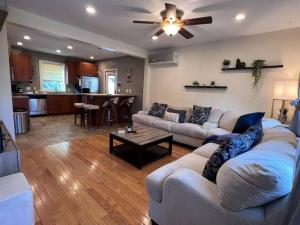 Et opholdsområde på Cozy Boston Homestd Pet Frndly + 7 billeder