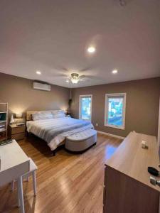 En eller flere senge i et værelse på Cozy Boston Homestd Pet Frndly