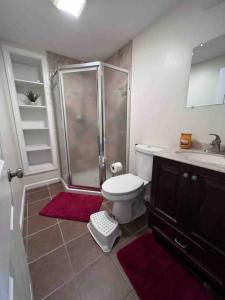 Et badeværelse på Cozy Boston Homestd Pet Frndly