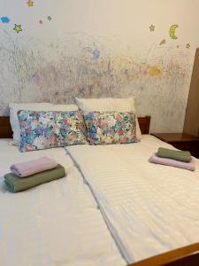 Una cama con dos almohadas encima. en Cozy Studio in neighbourhood with Prague, en Beroun