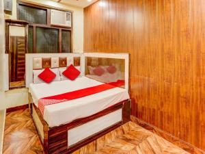 Una cama o camas en una habitación de OYO Flagship Hotel Hansa
